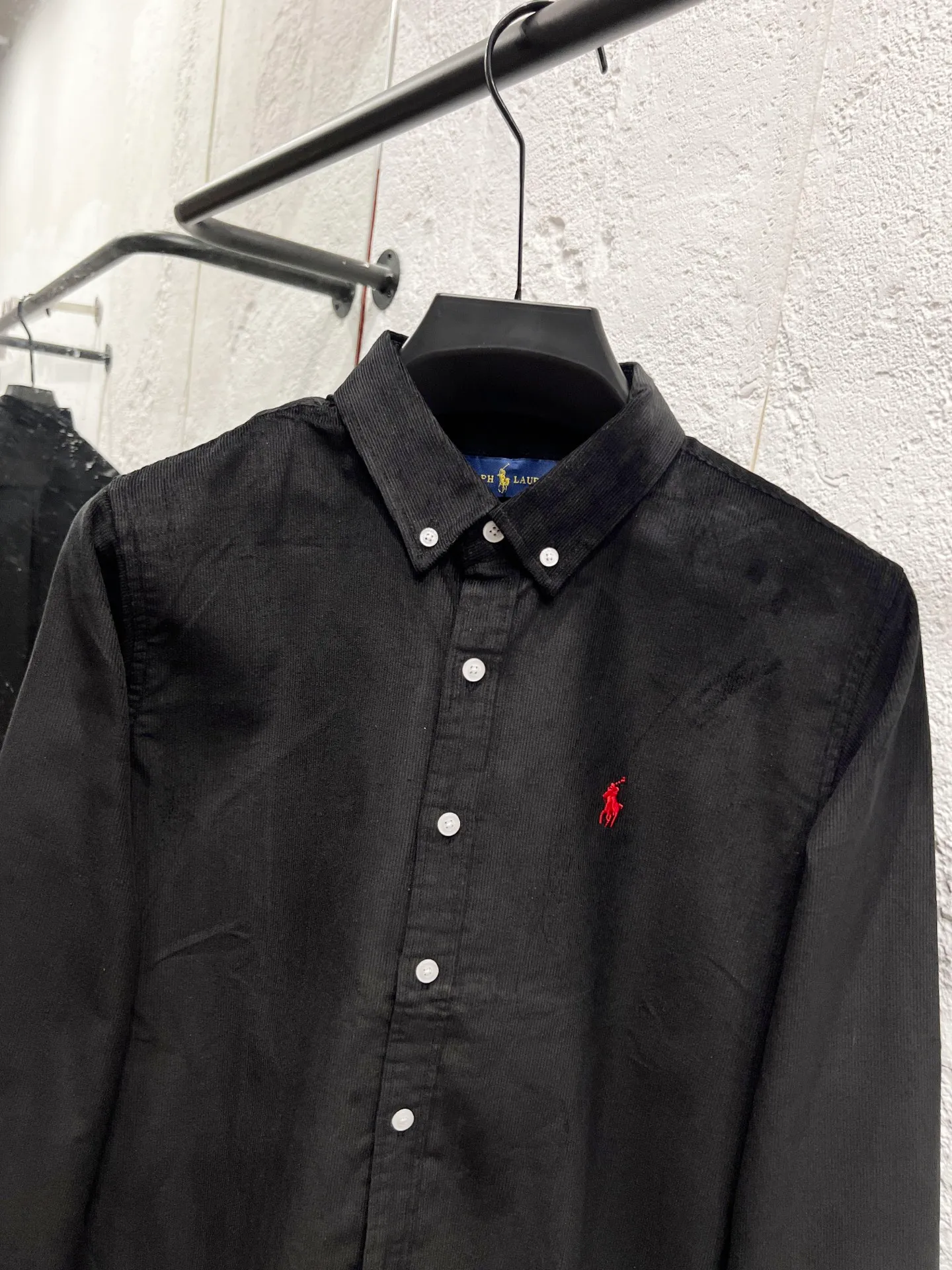 P230 Style number: T58 pure cotton corduroy shirt, black, navy, white, khaki, four colors Size: M (110-125 pounds) L (125-140 pounds) XL (140-155 pounds) 2XL (155-170 pounds) Color: black